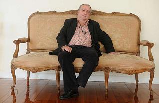El escritor valenciano Rafael Chirbes, ayer, en la sede de la Fundación Paideia. / víctor echave El escritor valenciano Rafael Chirbes, ayer, en la sede de la Fundación Paideia. / víctor echave